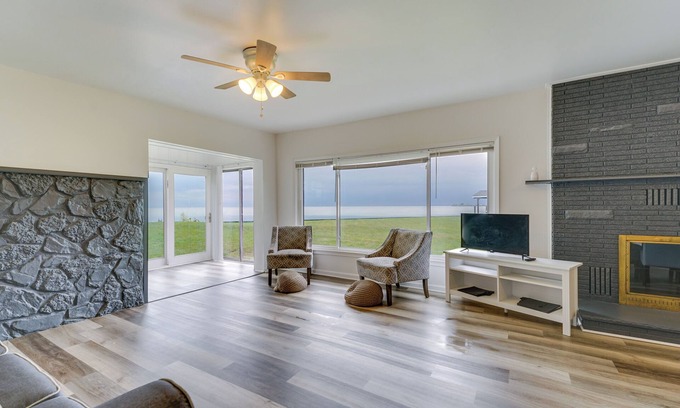 Harrison Township House | Walk to Lake St Clair - Michigan Getaway!