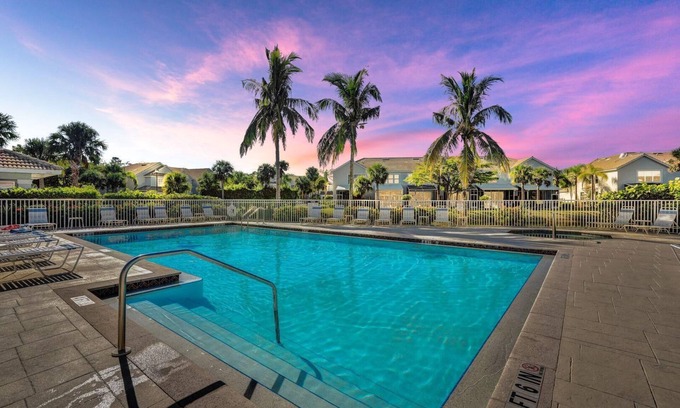 Lakewood Village House | Walk to Lakes Park Lakewood Village Large Townhouse With Resort Facilities