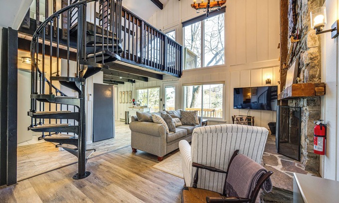 Fairfield House | Walk to Liberty Mountain: Lake-View Ski Retreat!