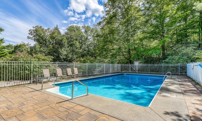 Waitsfield Condo | Walk to lifts condo near Sugarbush Resort at Mt. Ellen with pool
