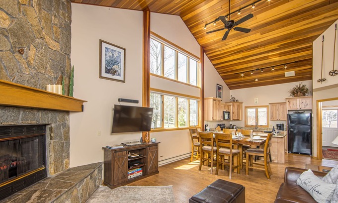Big Horn House | Walk to Lifts | Cozy 3BR Condo in Big Sky | Centrally Located For Summer Fun