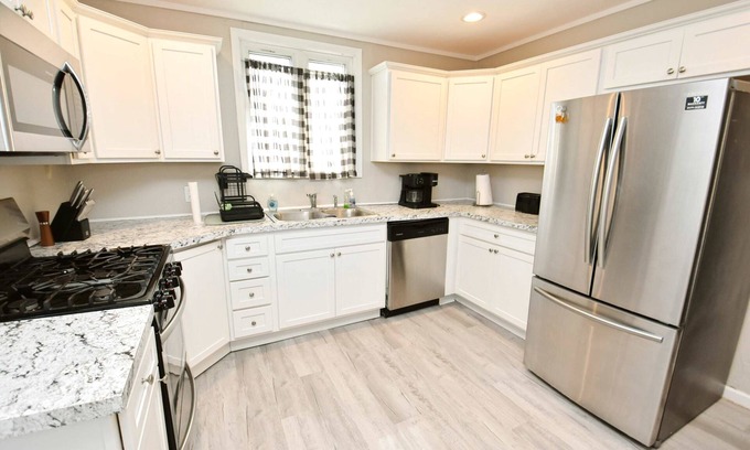 Harters Heights House | Walk to Notre Dame! 3 bedroom 1.5 bath home (717)