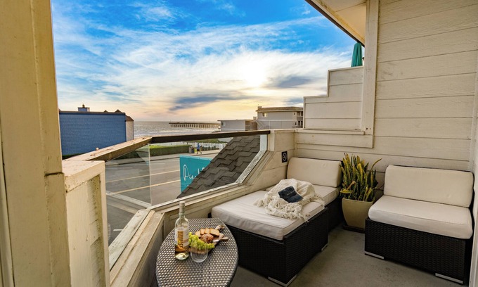 Cayucos House | Walk to Pier! 2BR w/Ocean Views, Shared Bar, Firepit & Lounge Area