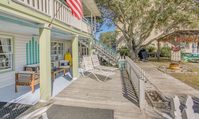 Downtown Myrtle Beach Cottage | Walk to Pier: Coastal Gem w/Views in Myrtle Beach