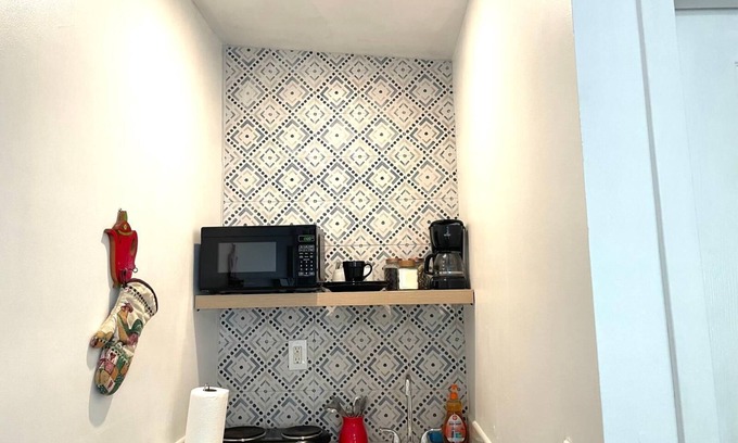 Little Havana Cottage | Walk to Restaurants and Shops - 5S
