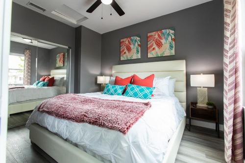 University Heights Apartment | Walk To Restaurants, Fast Wifi, Ac