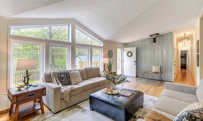 Loudonville House | Walk to River: Loudonville Retreat w/Hot Tub!