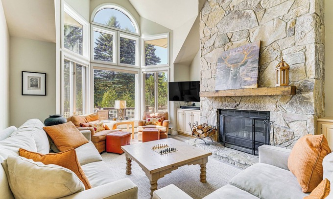 West Dover House | Walk to Ski Lift: Spacious Condo in West Dover!