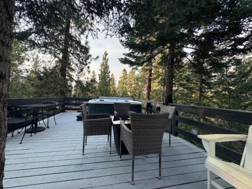 Big Bear Lake House | Walk to Ski Slopes, Hot Tub, Fast WiFi, 2 Parking, Fenced Yard, Wash & Dryer, Fire Pit, Pet Friendly, BBQ, Hike, Golf, Zoo