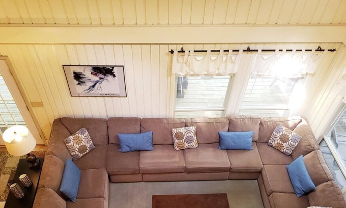 Massanutten House | Walk to Slopes & Tubing, MiniGolf, GoCarts, Zipline Course plus MORE!
