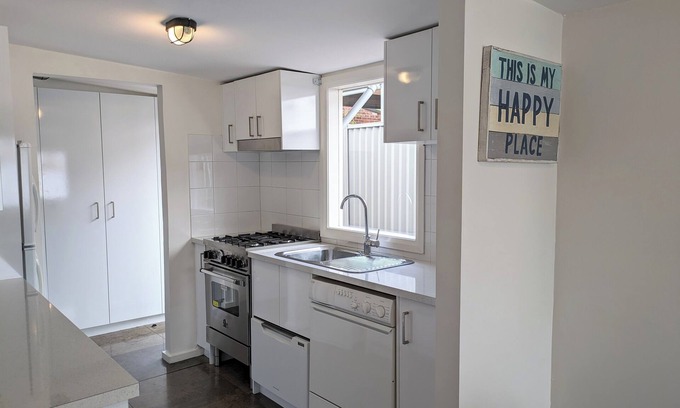 Ballarat East House | Walk to supermarket with Self-Check-In & Parking