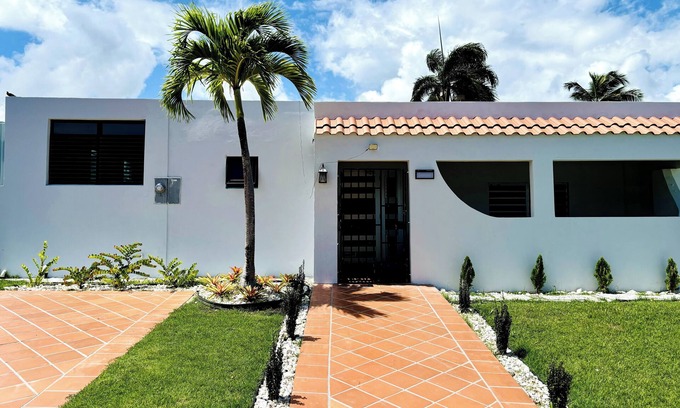 Dorado del Mar House | Walk to the beach, 200M Wi-Fi, BBQ, 24H self check-in!