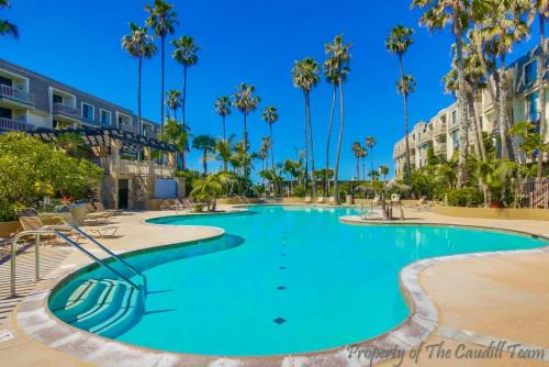 Townsite House | Walk to the Beach Balcony Sunset Ocean Views