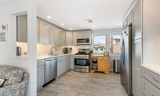 South Beach Haven House | Walk to the Beach in 2 Minutes, 2 Kitchens & Living Areas, 5 Bedrooms!