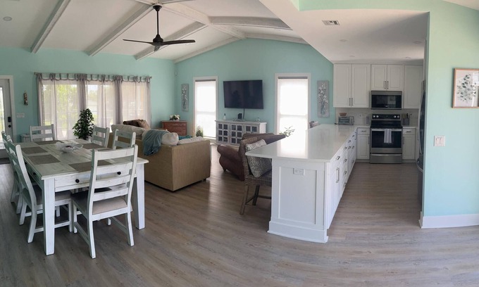 The Dunes House | Walk to the Beach. Just Renovated. Well Stocked! Serenity and Shelling Oasis.