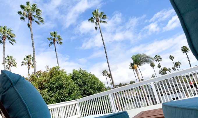 Pierpont Bay Apartment | Walk to the Beach! Pineapple Palms Townhouse Apt