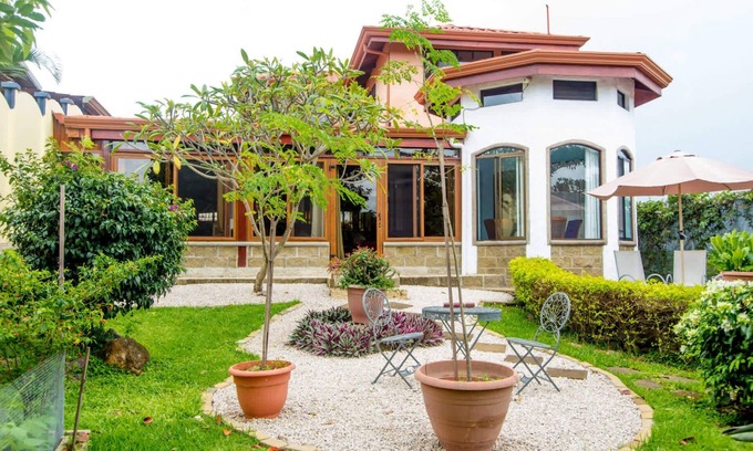 Mercedes Villa | Walk to town from Casa Calmarse