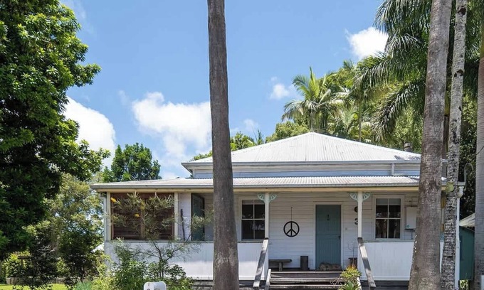 Bangalow House | Walk to Town Pet-Friendly Stay l Nova Escapes
