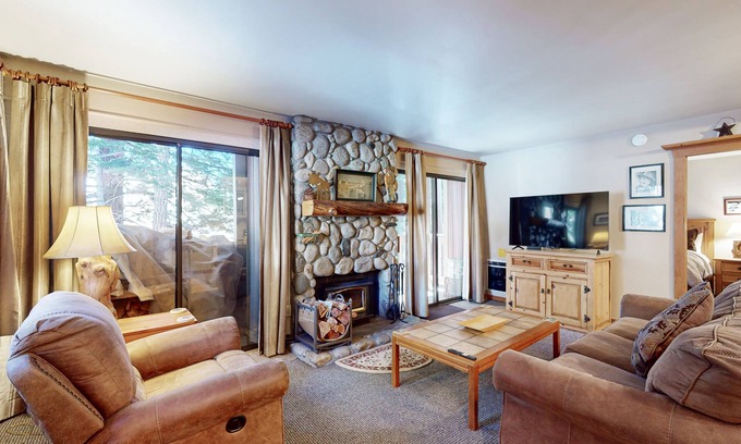 Mammoth Lakes Condo | Walk to Village Gondola from this Getaway with Shared Hot Tub, Pool, and Sauna