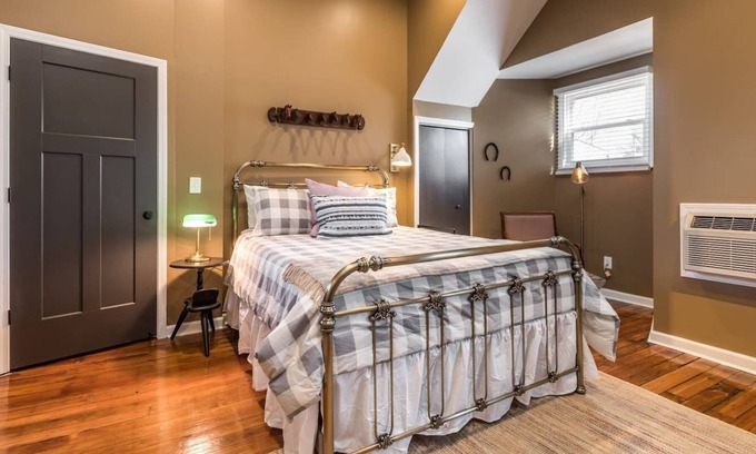 Highlands Apartment | Walkable! Cozy! Summ