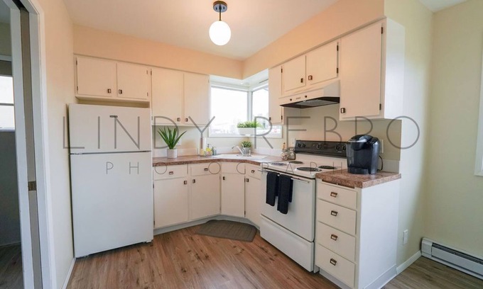 Lynden House | Walkable Downtown Lynden home- Mid Century Modern home w/ Mountain Views