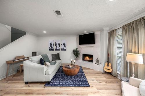 Montrose House | Walkable Montrose 2BR Music Retreat Sleeps 10