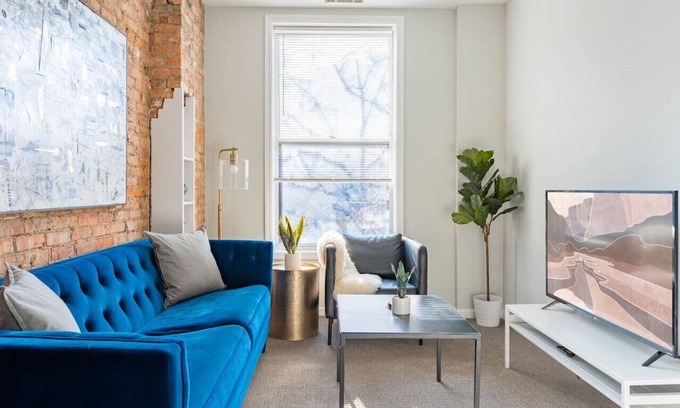 Sheffield and DePaul Apartment | Walker's Paradise 1-Bedroom Apt in Lincoln Park