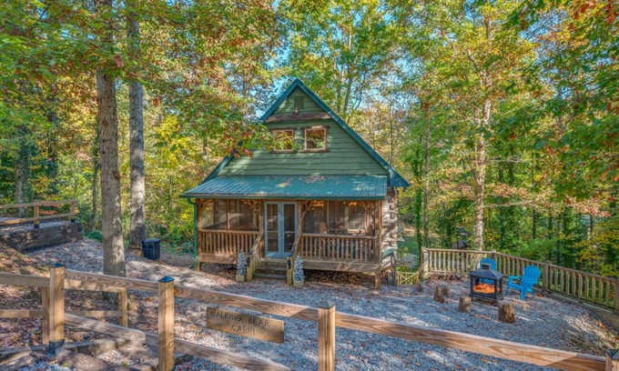 Lynn Cabin | Walking Bear Cabin | Peaceful Cabin Near TIEC with Fire Pit and Games