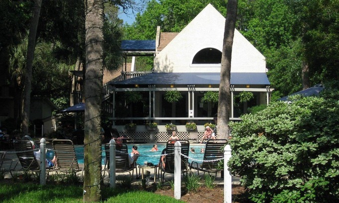 North Forest Beach Resort | Walking distance to Coligny beach. Oceanfront pool at sister resort included
