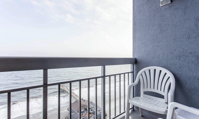 Downtown Myrtle Beach Resort | Walking distance from the Carolina Country Music Festival!