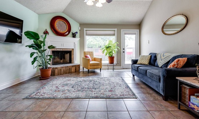 Southwest Arlington House | Walking Distance To Everything! *Fenced Yard*Pool*