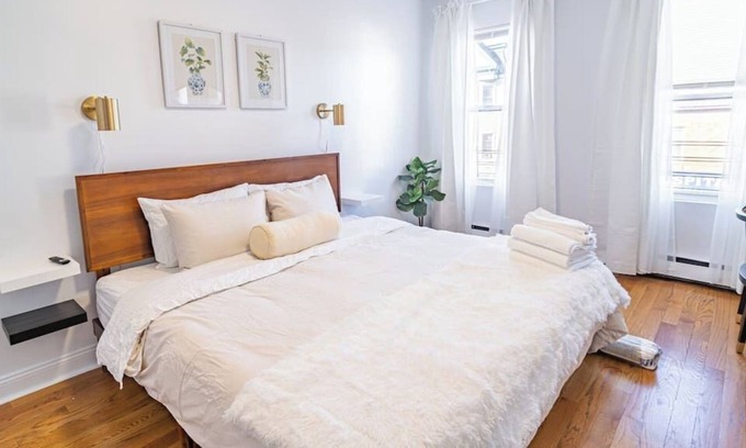 West Side Apartment | Walking Distance to Lincoln Park! Easy to NYC!