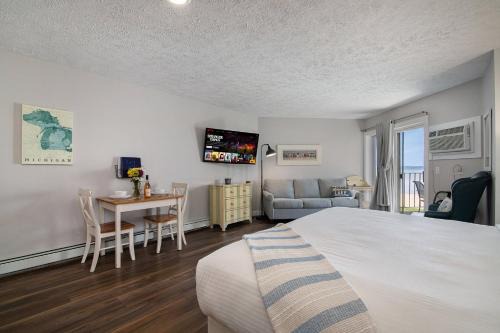 Traverse City House | Walkout Beachfront Condo Pointes North Resort 2873