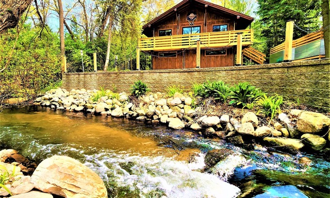 Traverse City Ski Chalet | WalkToBeach|HotTub|Fireplace|AuthenticallyNorthern