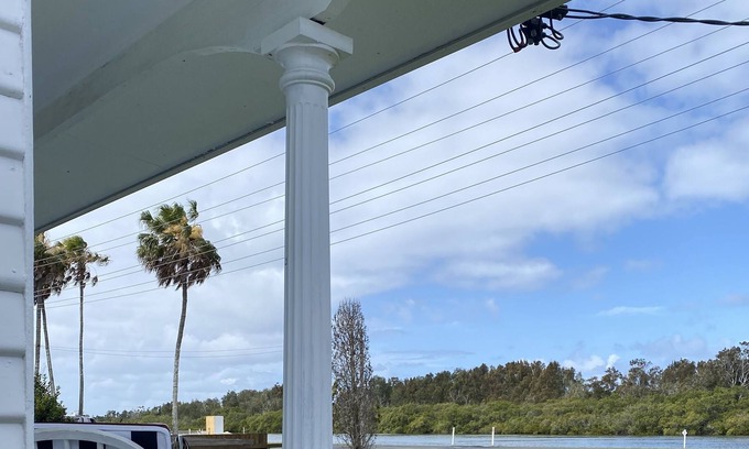 Tuncurry House | Wallis Lakehouse - Large Family Home, With the Lake Across the Road!