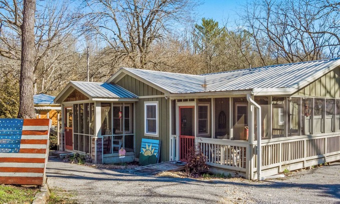 Mentone Cottage | Walnut Cottage-hot tub, fenced yard, walk to downtown