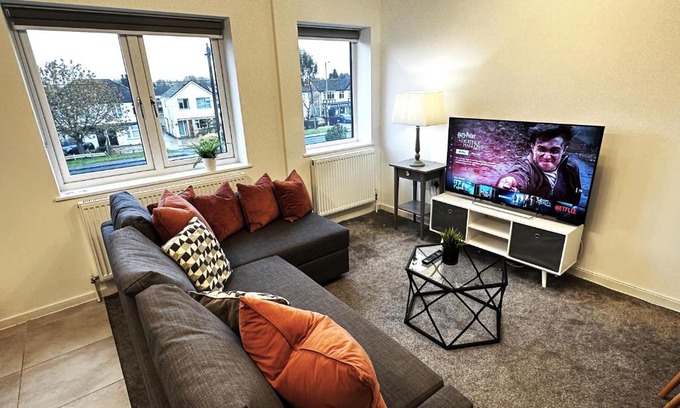 Kidlington Apartment | Walnut Flats-F4, 2-Bedroom with Ensuite - Parking, Netflix, WIFI - Close to Oxford, Bicester & Blenheim Palace