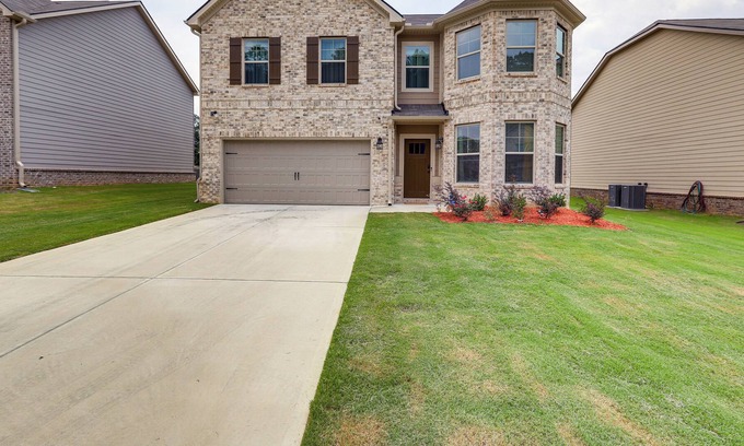 Loganville House | Walnut Grove Haven: Spacious Retreat w/ Fireplace!