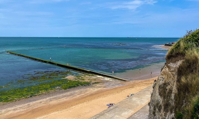 Cliftonville Apartment | Walpole Bay 2 bed Stunning Garden Apt By Adliv