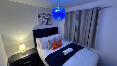 Walsall House | Walsall 3 Bedrooms WiFi & gated Car park 7Sleeps 70 Windsor