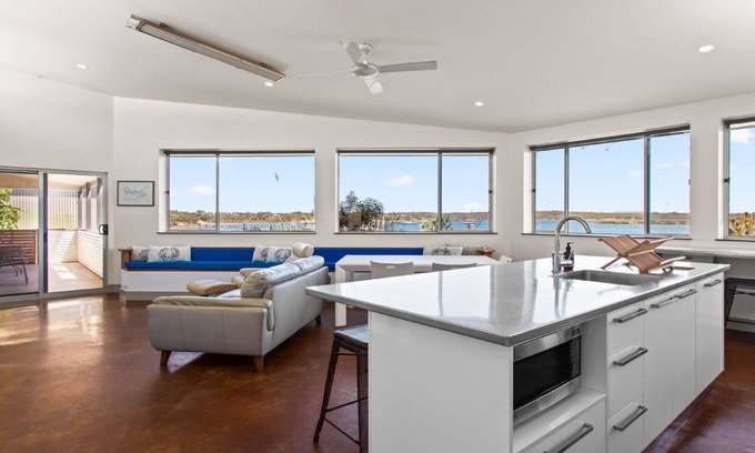 Lake Wangary House | Walshy's Shack is a Sensational Holiday Home overlooking the Town Jetty