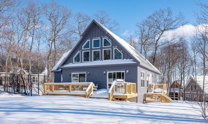 McHenry House | Wanderlust: Lake Area, Ski Area, Dogs Welcome, Hot Tub, Fire Pit, Fireplace!