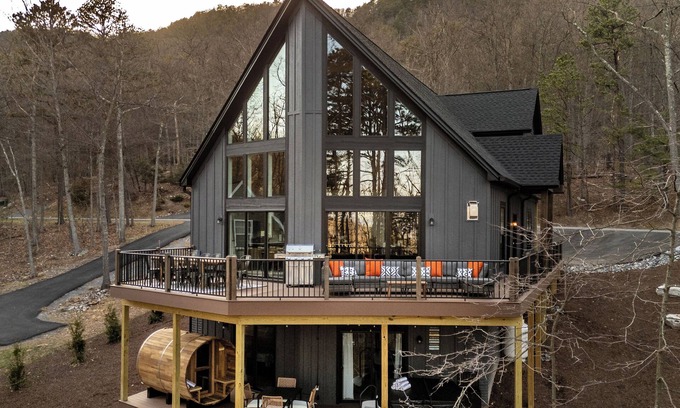 Massanutten House | Wanderlust Villa – Spacious Mt cabin w/Game room, Hot tub and Karaoke nights !