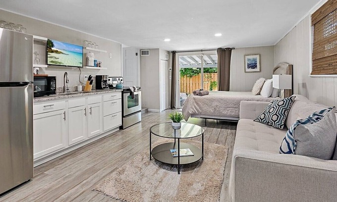 Avondale Apartment | Want to visit Jacksonville without breaking the bank? This is the spot for you