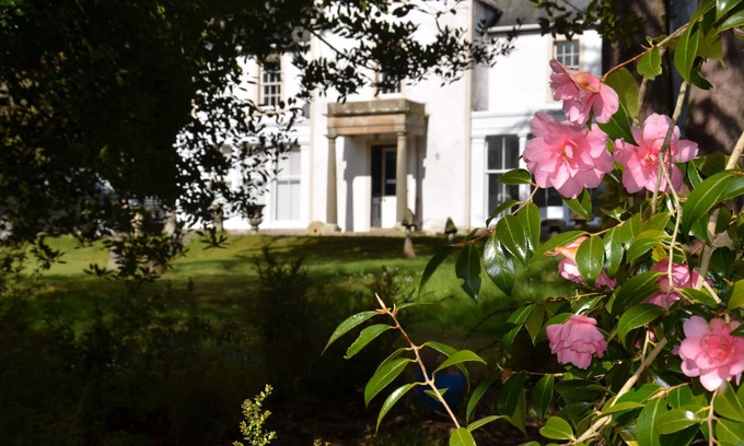 Kirkhill Cottage | Wardlaw House - a house that sleeps 6 guests in 3 bedrooms