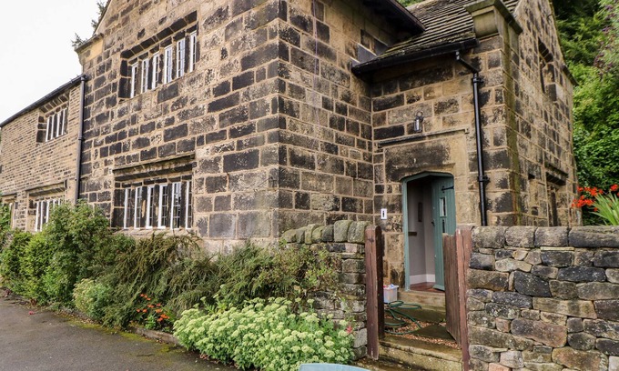 Halifax Cottage | WARLEY LODGE, pet friendly, character holiday cottage in Halifax