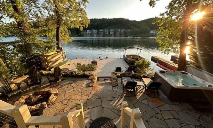 Waleska House | Warluskee Luxury Lakefront Cottage w/Hot Tubnn