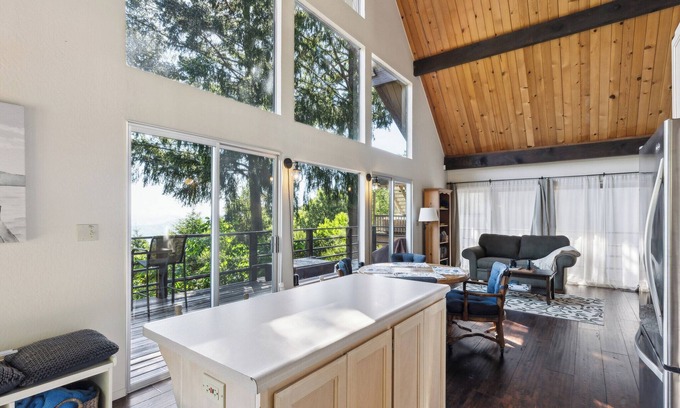 Kelseyville House | Warm and Cozy Mountain View Haven