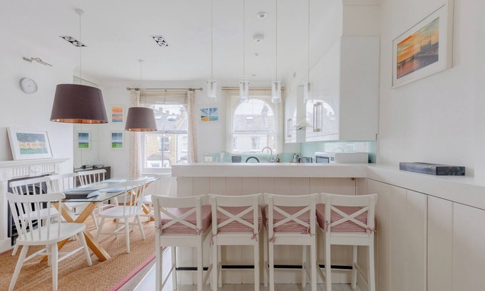 Munster Apartment | Warm and Inviting 2BD Flat, Fulham