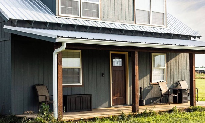 Dola Cabin | Warm and Inviting 2-bedroom cabin in Harrod with high speed Wi-Fi and much more!
